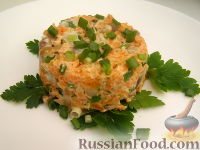 Фото к рецепту: Салат из моркови и маринованных  грибов