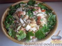 Фото к рецепту: Салат с сухариками и капустой "Вкусняшка"
