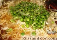 Фото приготовления рецепта: Овощной суп с копченой грудинкой в горшке - шаг №4