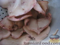 Фото приготовления рецепта: Салат из кальмаров с кукурузой - шаг №5