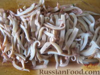 Фото приготовления рецепта: Салат из кальмаров с кукурузой - шаг №6