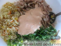 Фото приготовления рецепта: Салат из кальмаров с кукурузой - шаг №14