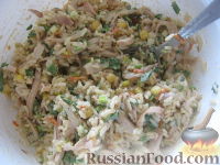 Фото приготовления рецепта: Салат из кальмаров с кукурузой - шаг №15