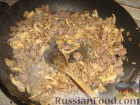 Фото приготовления рецепта: Ракушки, фаршированые грибами и домашними колбасками - шаг №3