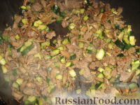 Фото приготовления рецепта: Ракушки, фаршированые грибами и домашними колбасками - шаг №4