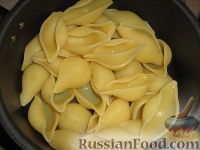 Фото приготовления рецепта: Ракушки, фаршированые грибами и домашними колбасками - шаг №5