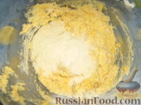 Фото приготовления рецепта: Несладкий "кекс" с сыром и колбасой - шаг №5