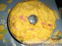 Фото приготовления рецепта: Несладкий "кекс" с сыром и колбасой - шаг №9
