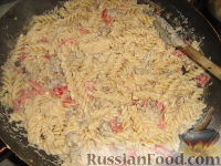 Фото приготовления рецепта: Паста (фузилли) с болгарским перцем и маскарпоне - шаг №7