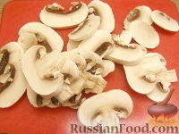 Фото приготовления рецепта: Гороховый суп с копченостями, грибами и маринованными овощами - шаг №4
