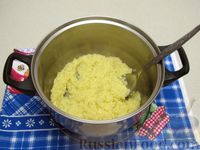 Фото приготовления рецепта: Сырники с пшённой кашей - шаг №4