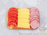 Фото приготовления рецепта: Слоёный омлет с ветчиной, помидорами и сыром - шаг №3