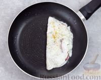 Фото приготовления рецепта: Слоёный омлет с ветчиной, помидорами и сыром - шаг №6