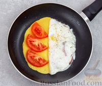 Фото приготовления рецепта: Слоёный омлет с ветчиной, помидорами и сыром - шаг №7