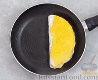 Фото приготовления рецепта: Слоёный омлет с ветчиной, помидорами и сыром - шаг №10
