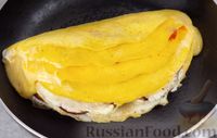 Фото приготовления рецепта: Слоёный омлет с ветчиной, помидорами и сыром - шаг №14