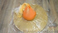 Фото приготовления рецепта: Закуска "Мандаринки" из моркови, сыра и яиц - шаг №4