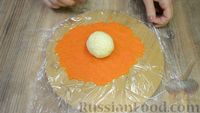 Фото приготовления рецепта: Закуска "Мандаринки" из моркови, сыра и яиц - шаг №6
