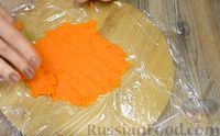 Фото приготовления рецепта: Закуска "Мандаринки" из моркови, сыра и яиц - шаг №5
