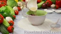 Фото приготовления рецепта: Слоёный салат "Лесная поляна" с маринованными опятами и копчёной курицей - шаг №3