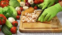 Фото приготовления рецепта: Слоёный салат "Лесная поляна" с маринованными опятами и копчёной курицей - шаг №5