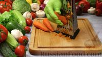 Фото приготовления рецепта: Слоёный салат "Лесная поляна" с маринованными опятами и копчёной курицей - шаг №6
