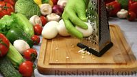 Фото приготовления рецепта: Слоёный салат "Лесная поляна" с маринованными опятами и копчёной курицей - шаг №7