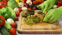 Фото приготовления рецепта: Слоёный салат "Лесная поляна" с маринованными опятами и копчёной курицей - шаг №8