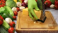 Фото приготовления рецепта: Слоёный салат "Лесная поляна" с маринованными опятами и копчёной курицей - шаг №9