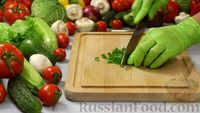 Фото приготовления рецепта: Слоёный салат "Лесная поляна" с маринованными опятами и копчёной курицей - шаг №12