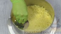 Фото приготовления рецепта: Слоёный салат "Лесная поляна" с маринованными опятами и копчёной курицей - шаг №14