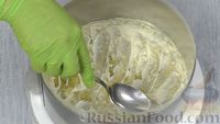 Фото приготовления рецепта: Слоёный салат "Лесная поляна" с маринованными опятами и копчёной курицей - шаг №15