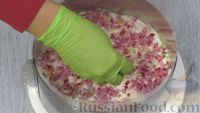 Фото приготовления рецепта: Слоёный салат "Лесная поляна" с маринованными опятами и копчёной курицей - шаг №18