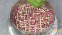Фото приготовления рецепта: Слоёный салат "Лесная поляна" с маринованными опятами и копчёной курицей - шаг №19