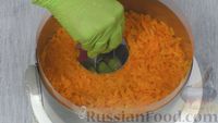 Фото приготовления рецепта: Слоёный салат "Лесная поляна" с маринованными опятами и копчёной курицей - шаг №20