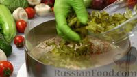 Фото приготовления рецепта: Слоёный салат "Лесная поляна" с маринованными опятами и копчёной курицей - шаг №22