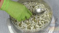 Фото приготовления рецепта: Слоёный салат "Лесная поляна" с маринованными опятами и копчёной курицей - шаг №23