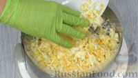 Фото приготовления рецепта: Слоёный салат "Лесная поляна" с маринованными опятами и копчёной курицей - шаг №24