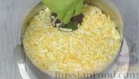 Фото приготовления рецепта: Слоёный салат "Лесная поляна" с маринованными опятами и копчёной курицей - шаг №25