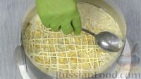 Фото приготовления рецепта: Слоёный салат "Лесная поляна" с маринованными опятами и копчёной курицей - шаг №26