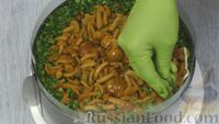 Фото приготовления рецепта: Слоёный салат "Лесная поляна" с маринованными опятами и копчёной курицей - шаг №32
