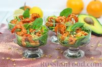 Фото приготовления рецепта: Салат с креветками, авокадо и кедровыми орешками - шаг №8
