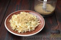 Фото приготовления рецепта: Салат из айвы с сыром и грецкими орехами - шаг №9