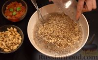 Фото приготовления рецепта: Овощной салат с чипсами из лаваша - шаг №6