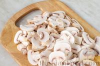 Фото приготовления рецепта: Мясо, запечённое с грибами и картофелем, в горшочке - шаг №4