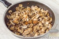 Фото приготовления рецепта: Мясо, запечённое с грибами и картофелем, в горшочке - шаг №5