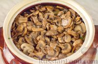 Фото приготовления рецепта: Мясо, запечённое с грибами и картофелем, в горшочке - шаг №17