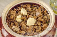 Фото приготовления рецепта: Мясо, запечённое с грибами и картофелем, в горшочке - шаг №18
