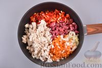 Фото приготовления рецепта: Сливочный суп с курицей, колбасой и вермишелью - шаг №9