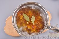 Фото приготовления рецепта: Сливочный суп с курицей, колбасой и вермишелью - шаг №11